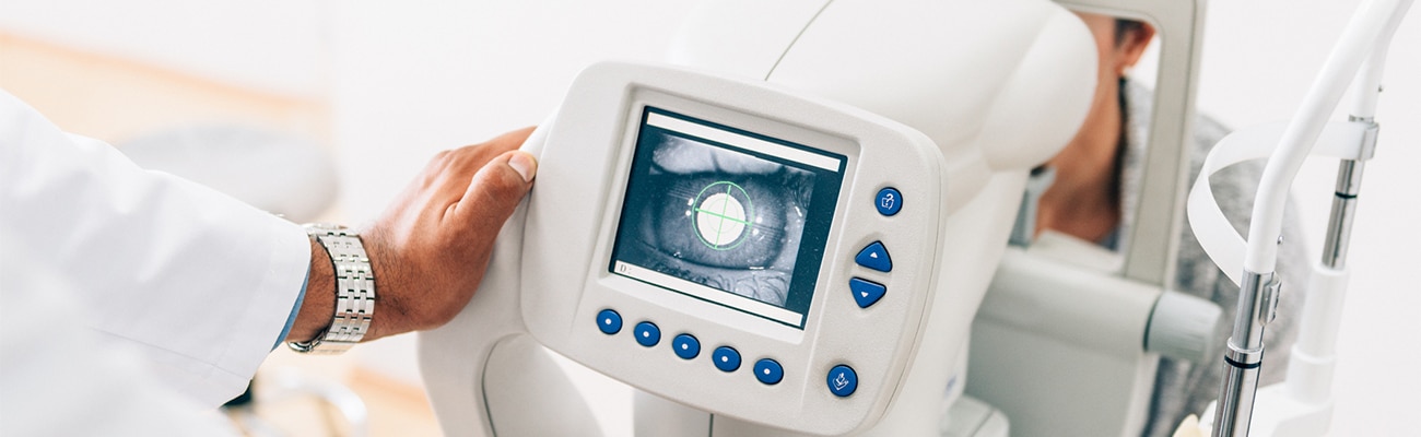 machine for looking at a patient's eyes for detection and diagnosis of glaucoma